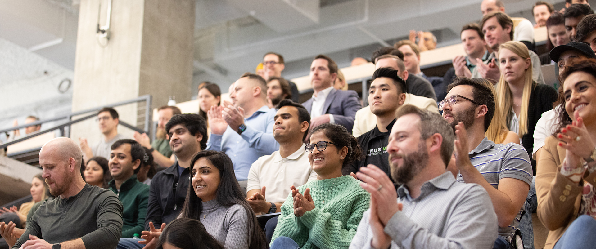 Employés réunis dans l’auditorium du siège d’Atlanta pour une assemblée globale de l’entreprise